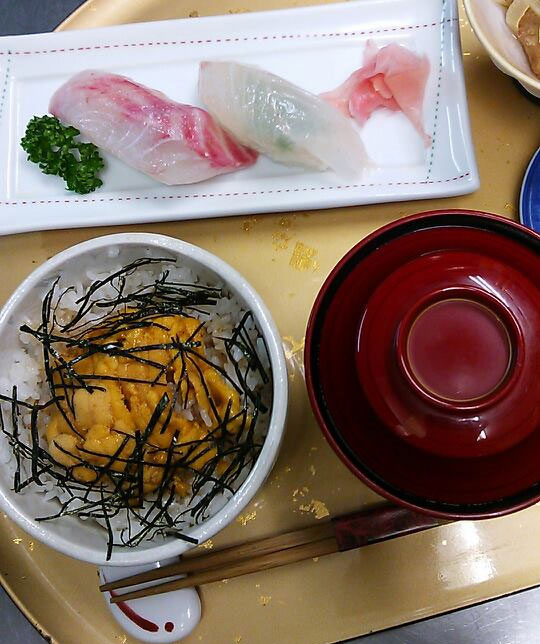 生ウニ丼、海鮮丼なら三益寿司